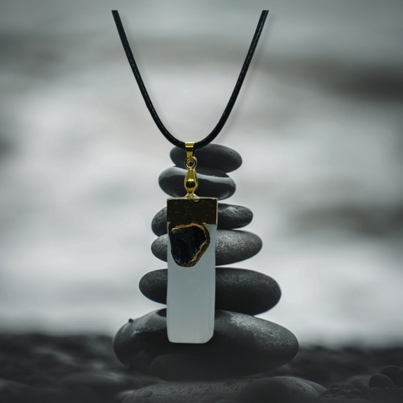 Selenite pendant necklace - Picture 4 of 9